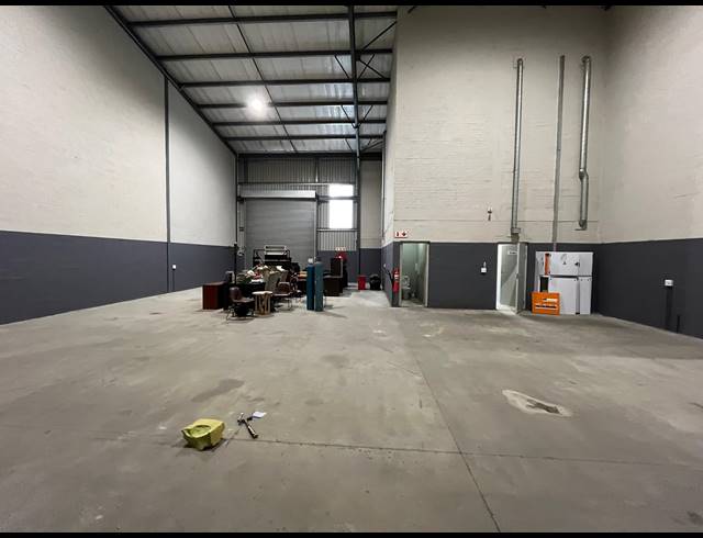 342M² WAREHOUSE TO LET IN STIKLAND INDUSTRIAL